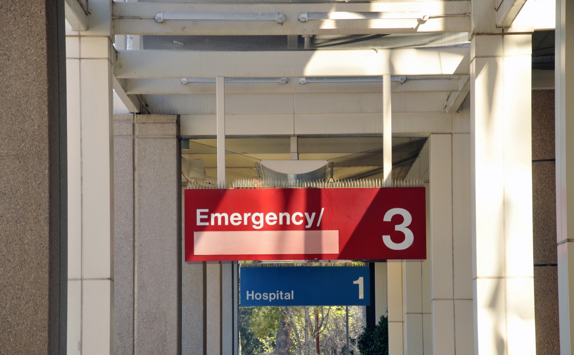 signs hospital emergency free photo