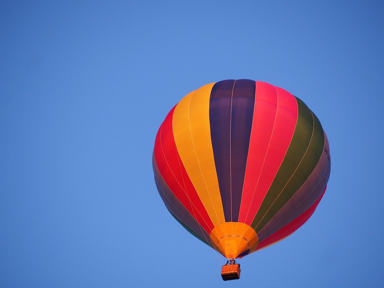 Включи куля. Воздушный шар аэростат бело оранжевый в полоску. Большой шар баллон в небе. Монгольфьер картинка для детей. Летающий баллон.