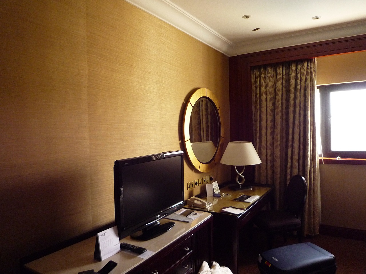 hotel room inside free photo