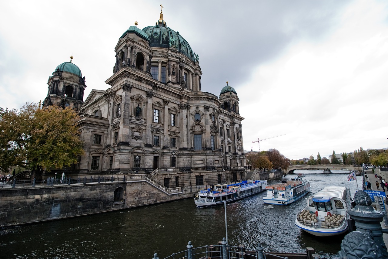 hotels in berlin  germany  the river spree free photo