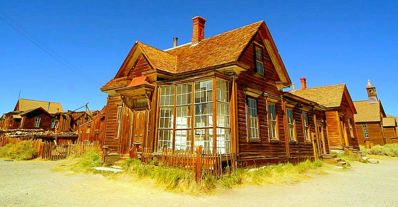 house wooden the wooden building free photo