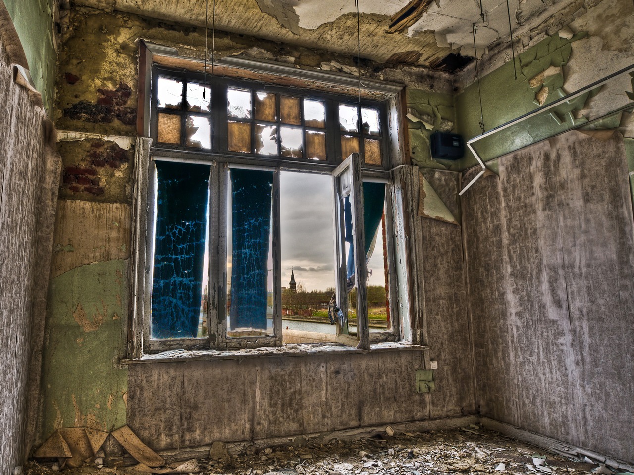 house abandoned window free photo