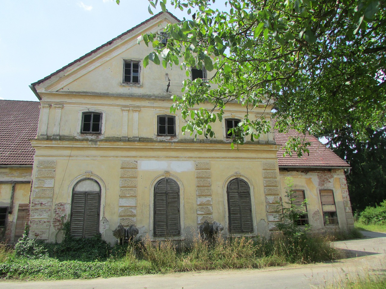 house abandoned old free photo