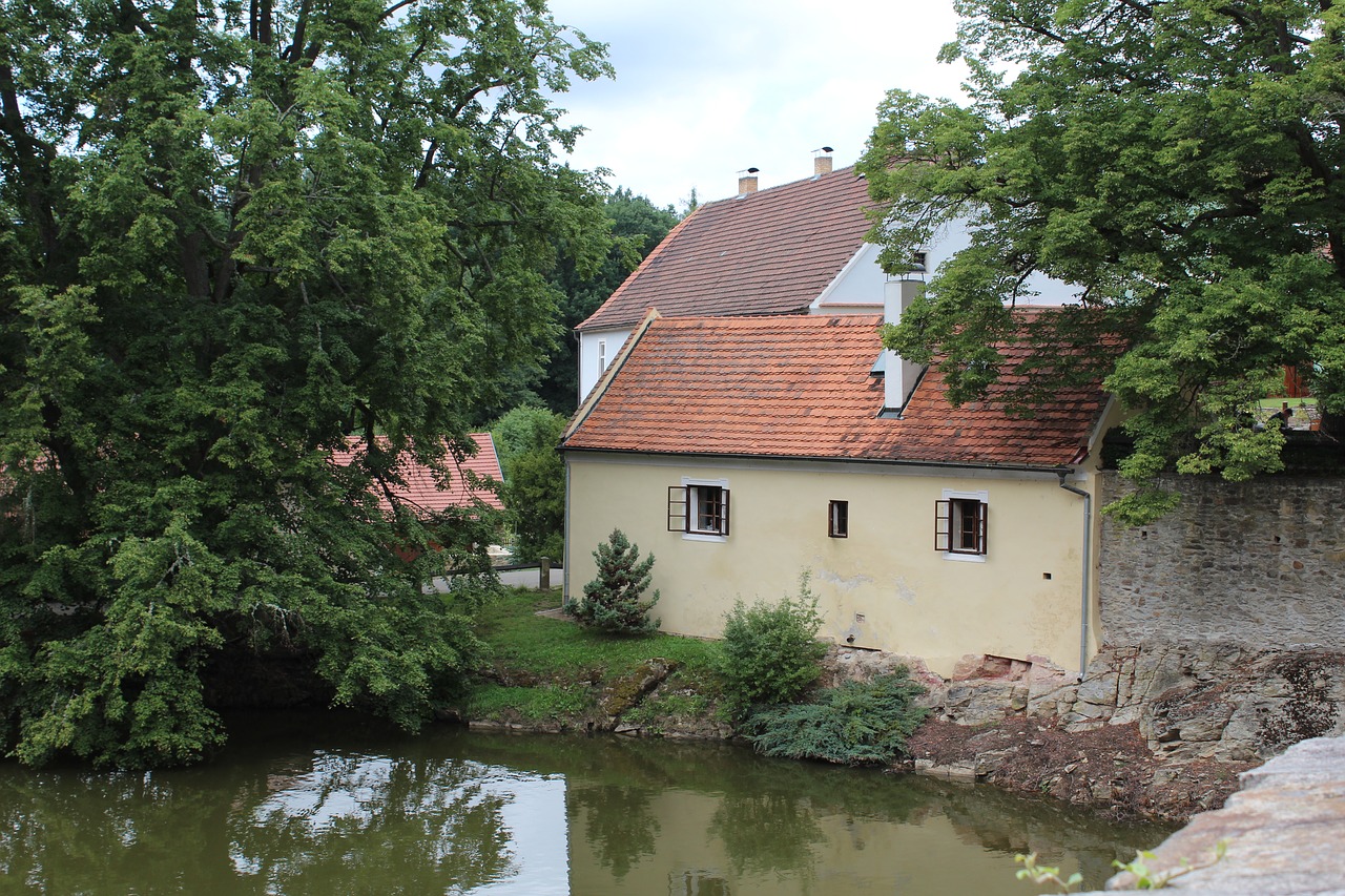 house červená lhota house by the water free photo