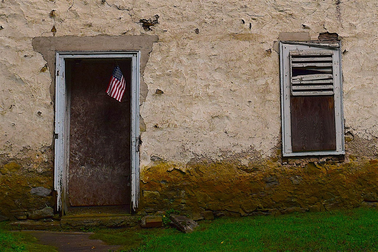 house abandoned flag free photo