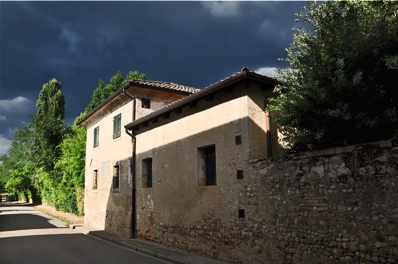 house  storm  italy free photo