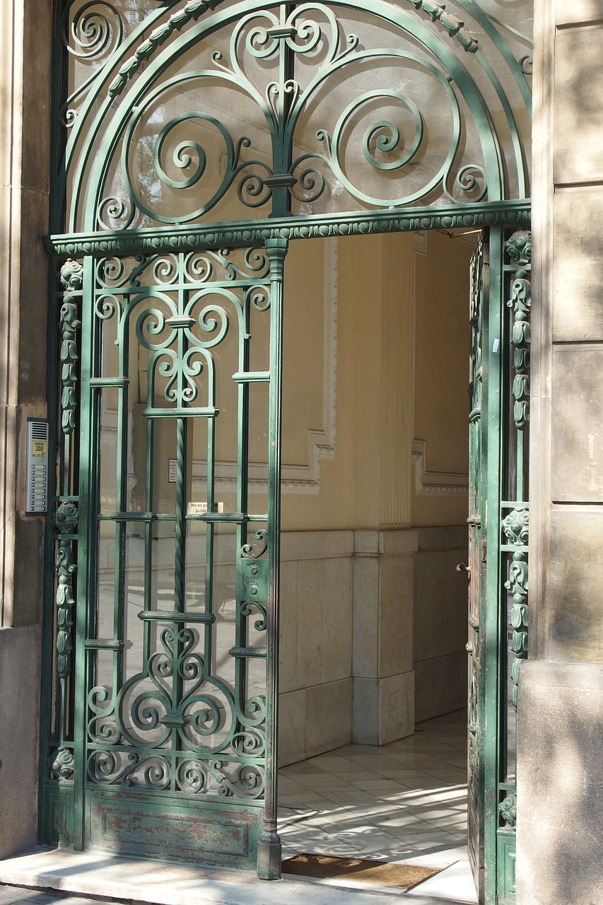 house entrance old town barcelona free photo