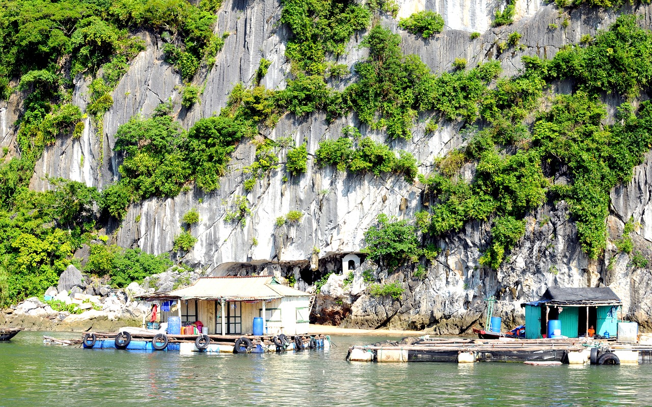 houseboat vietnam poverty free photo