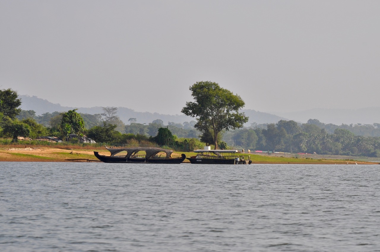 houseboat  river  water free photo