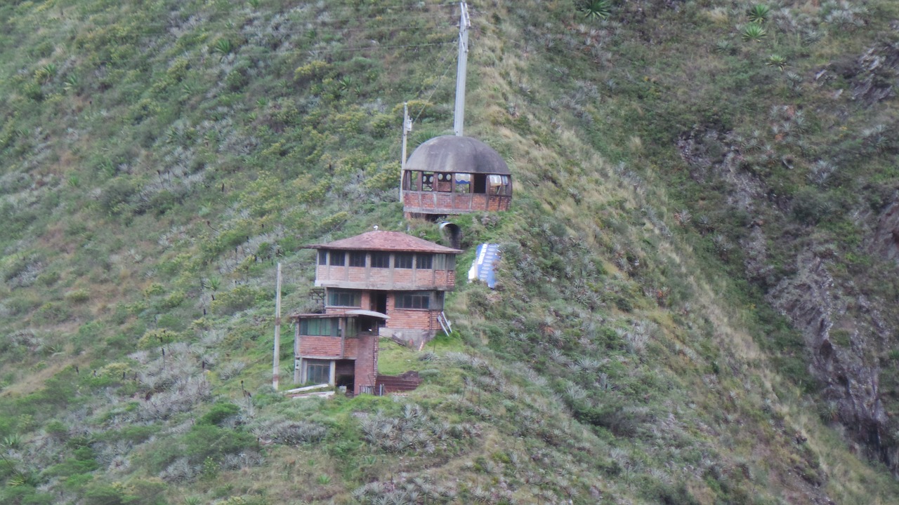 houses in the mountain baños de agua santa ecuador free photo