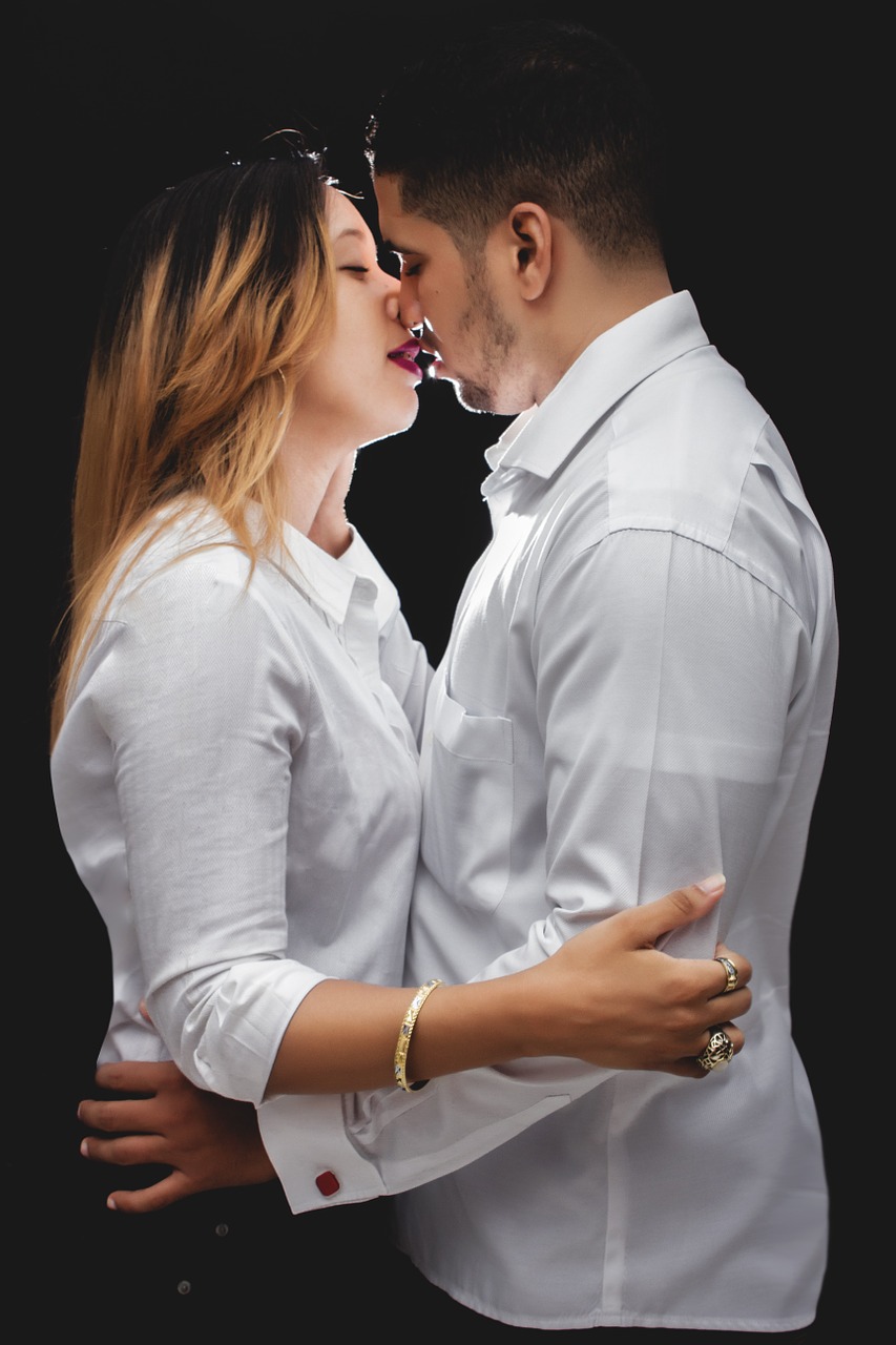 husbands kiss studio free photo