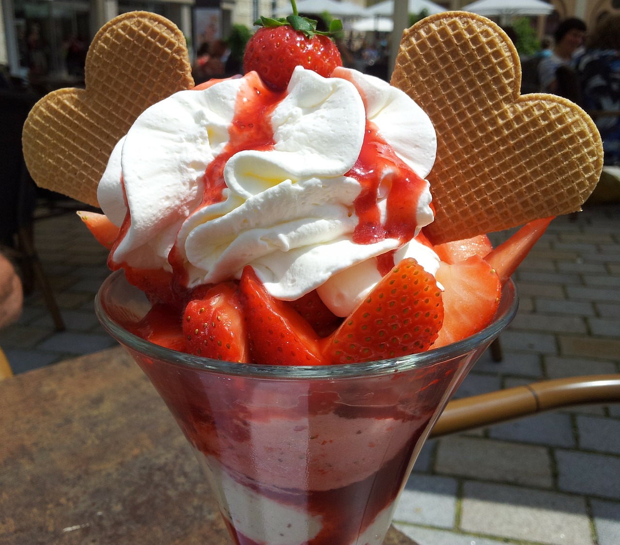 ice ice cream sundae strawberries free photo