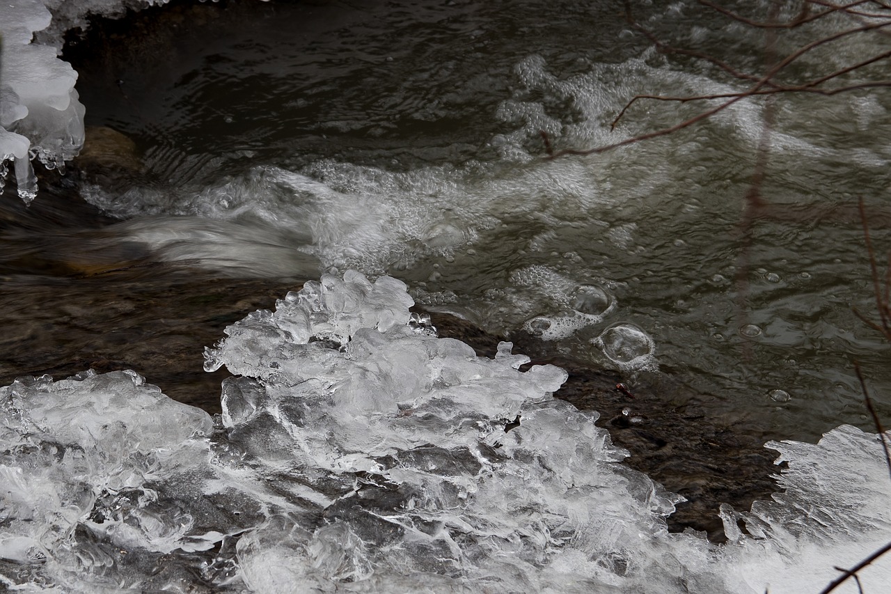 Кипящий лед. Холодный ручей. Цвет Речной воды зимой. Глетчерный лед. Ледяная вода.