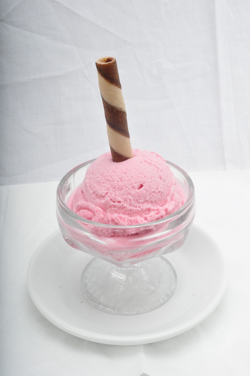 ice cream dessert strawberry free photo