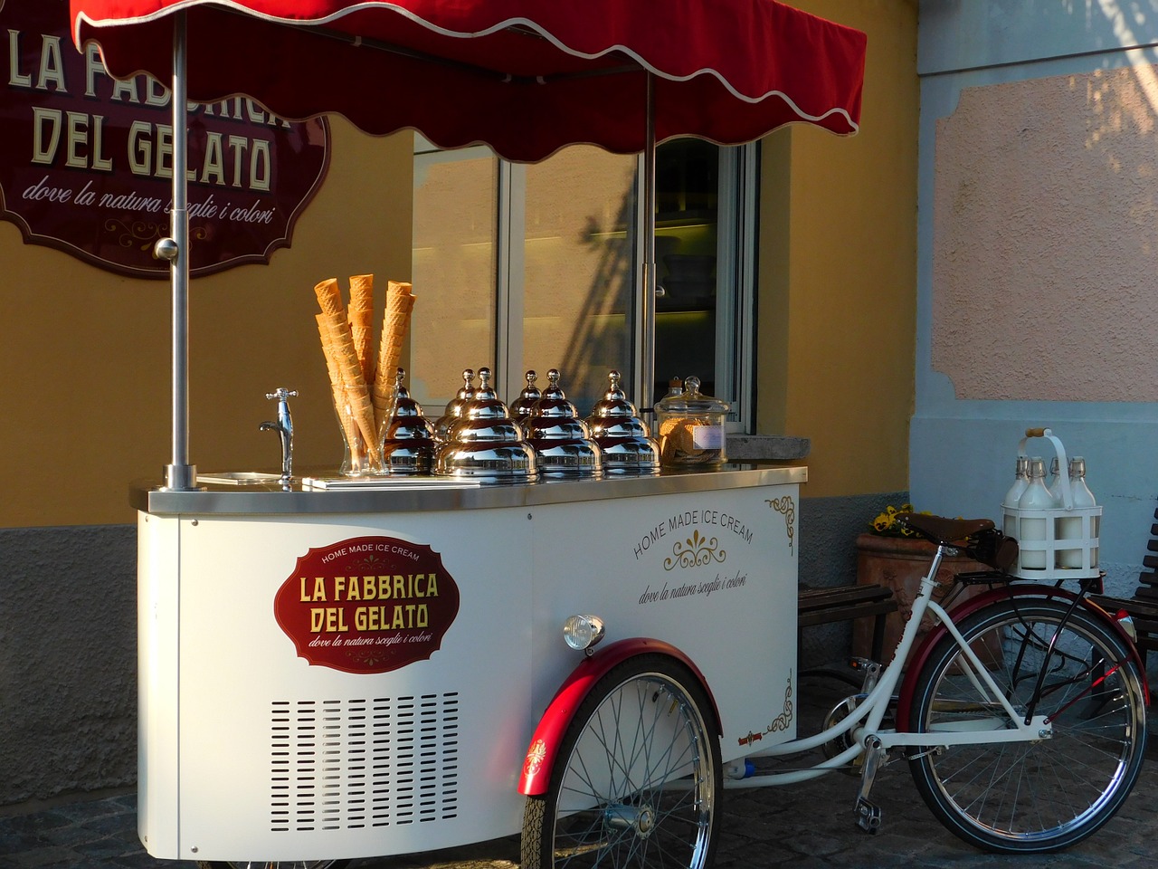 ice-cream man ice-cream shop ice cream parlor walking free photo