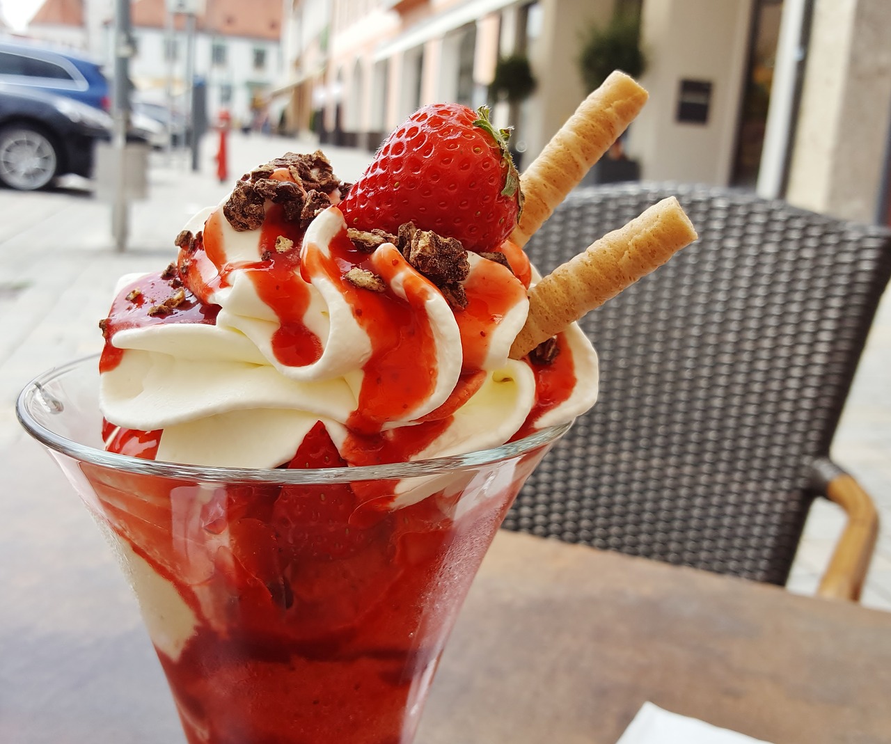 ice cream sundae strawberries strawberry sundae free photo