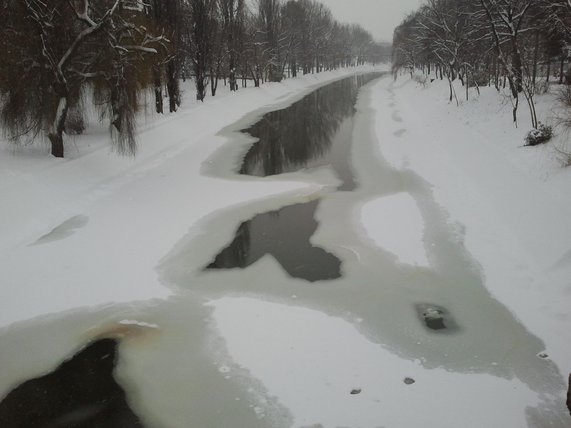 Река в зимний период