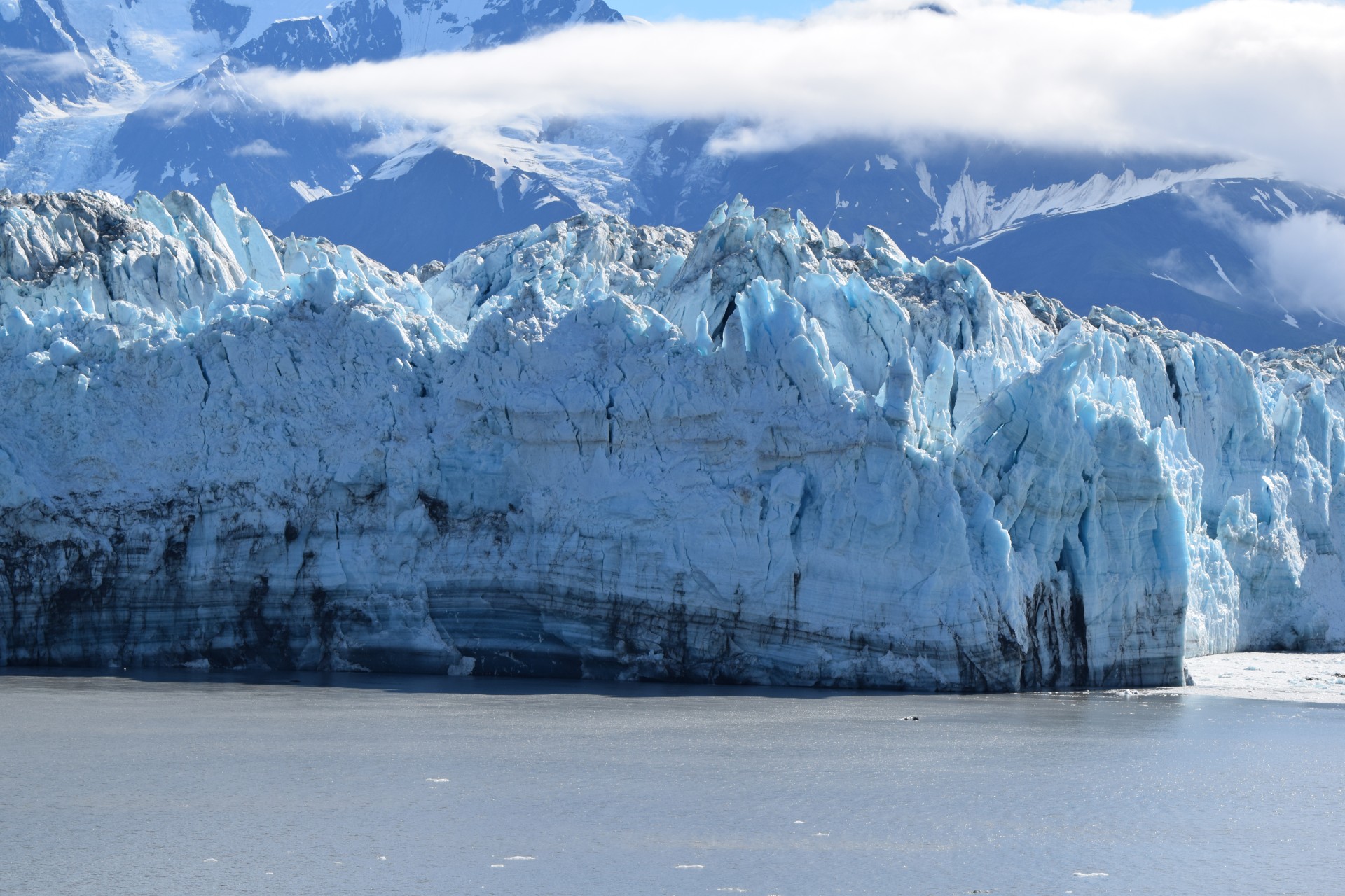 Горный ледник это. Ледник Сиачен. Ледник Хаббард. Озеро Петрова Киргизия. Ледники в горах.
