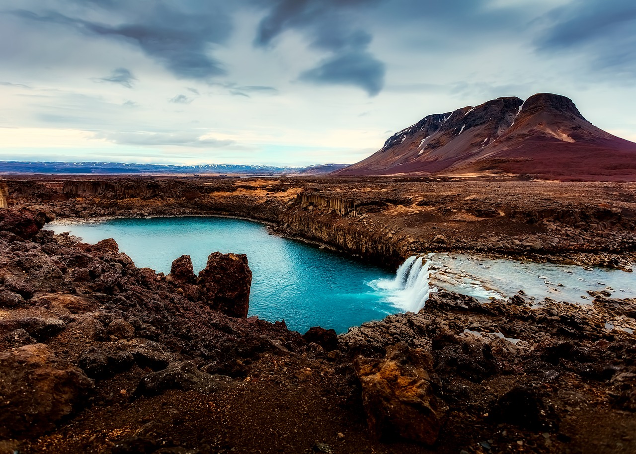 iceland mountains lake free photo