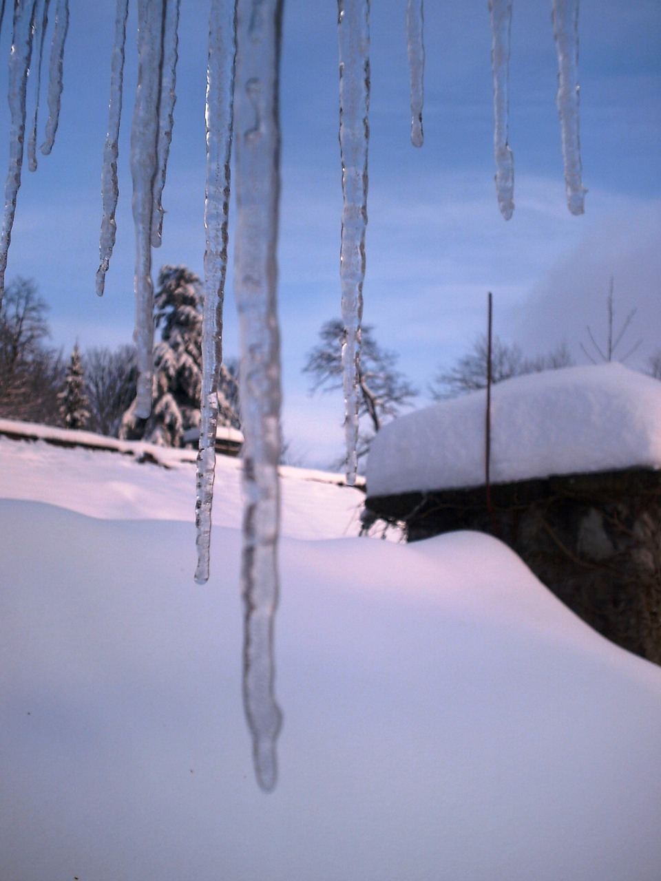 icicle snowshed blue sky free photo