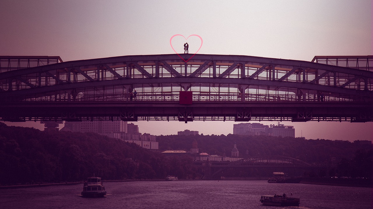 in love on the bridge moscow love free photo