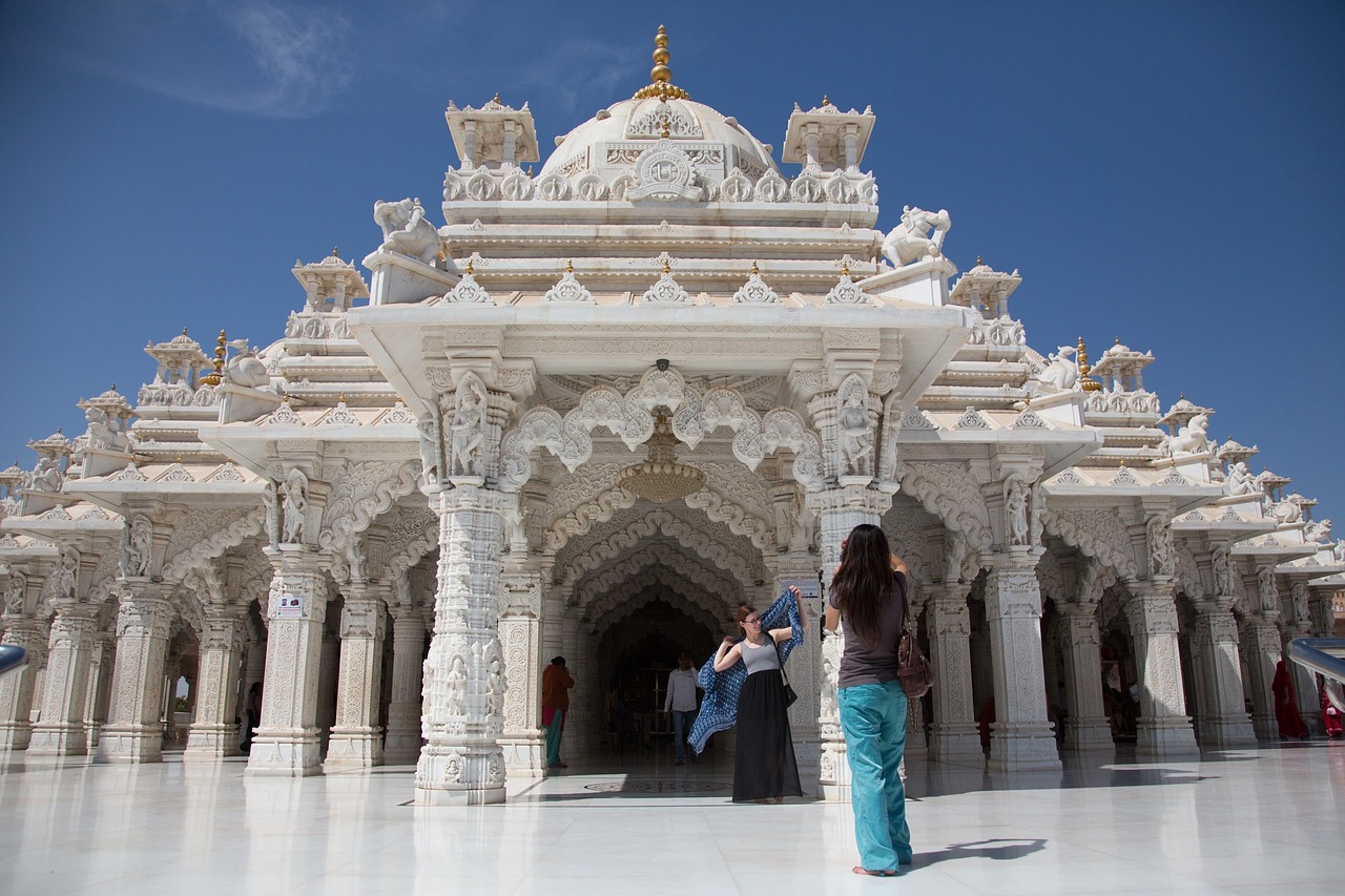 india shree swaminarayan temple white temple free photo
