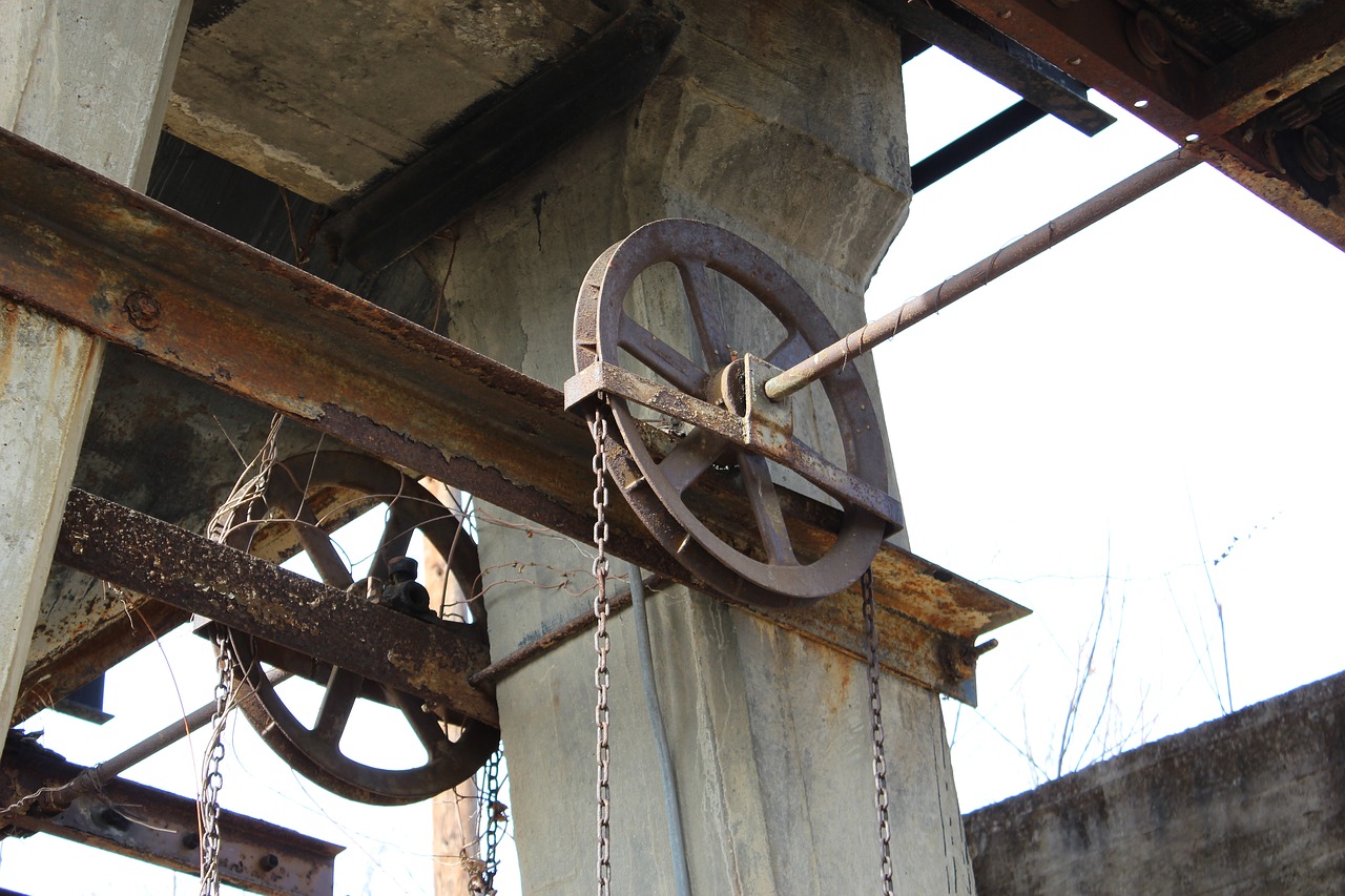 industrial wheel chain free photo
