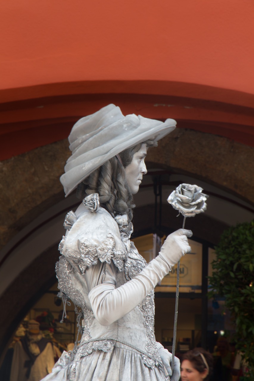 innsbruck street artists silver lady free photo