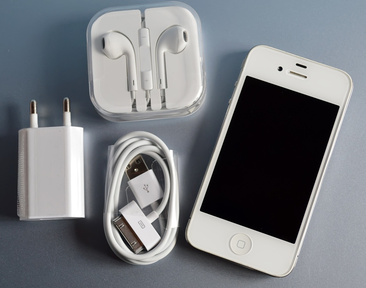 iphone 4 earphones charger free photo