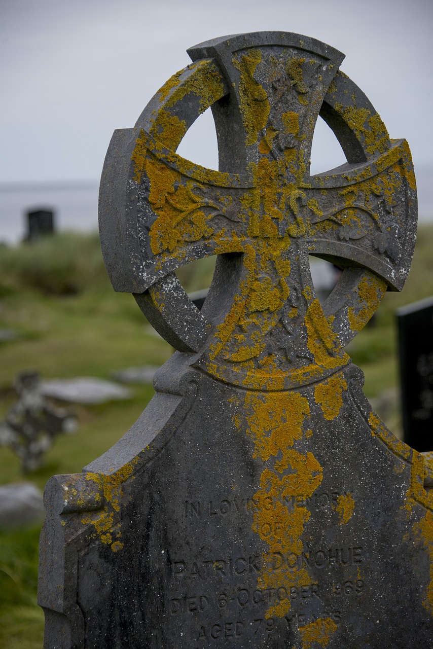 grave celtic cross cemetery free photo