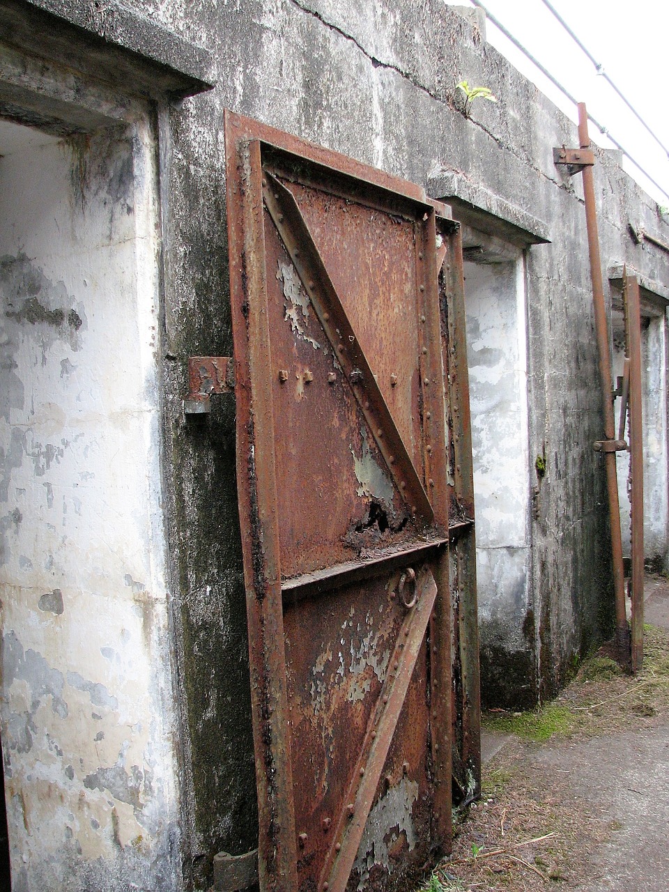 iron door rusty door battery free photo