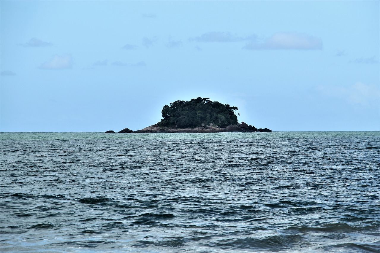 island  mar  ocean free photo