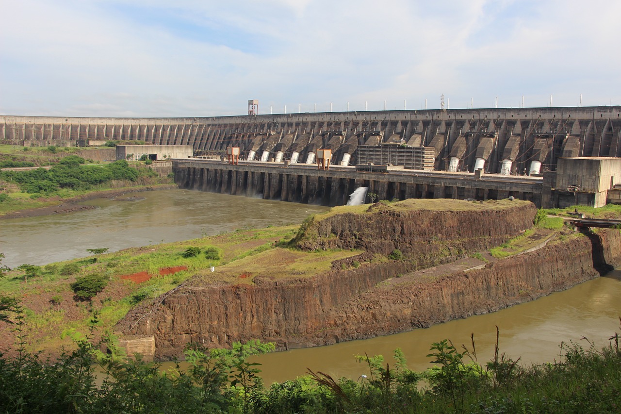 itaipu foz de iguaçu hydroelectric power plant free photo