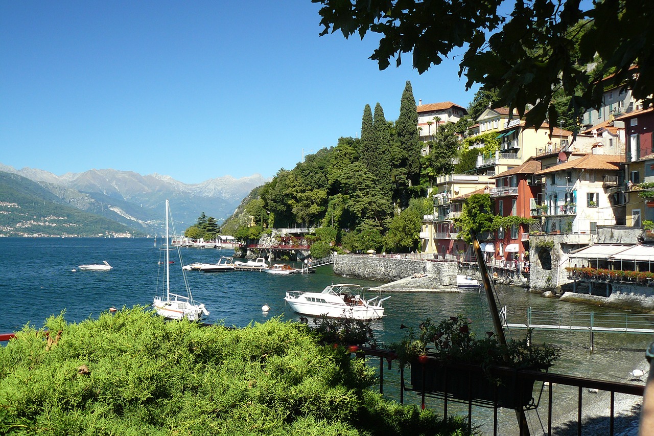 italy  lake como  varenna free photo