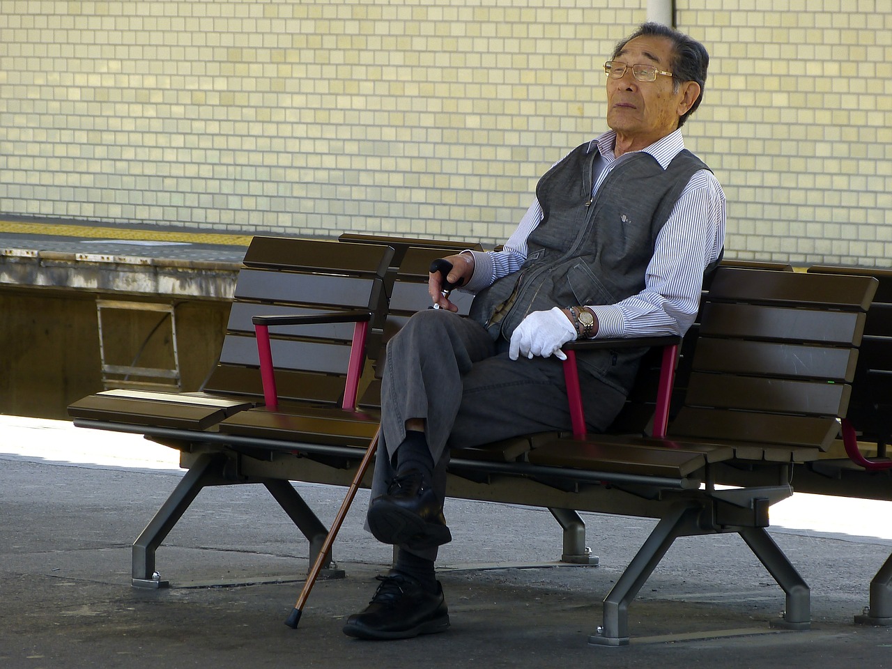 japanese old man sitting free photo