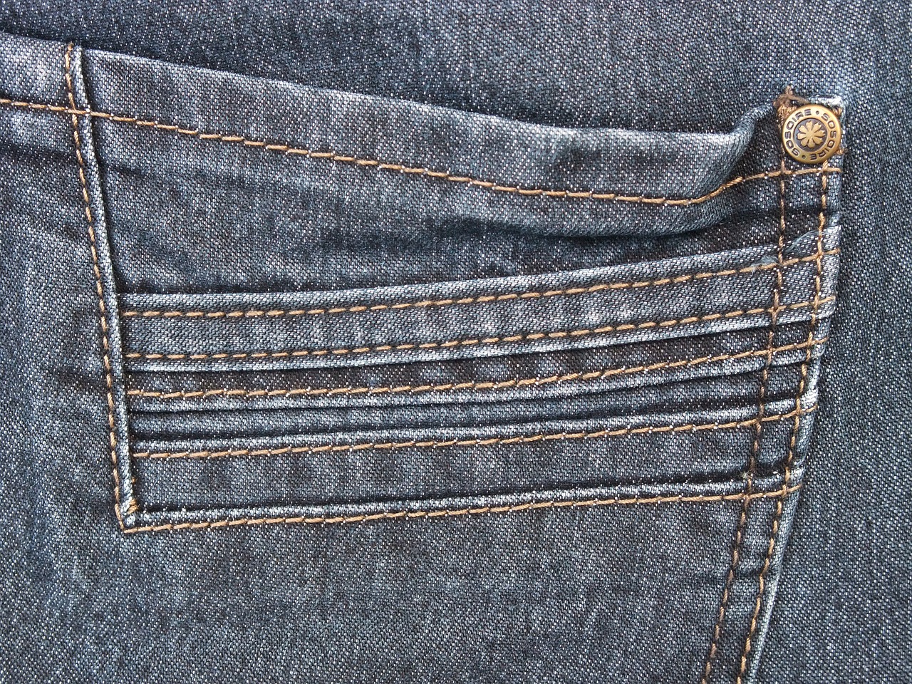 Накладные карманы на джинсах