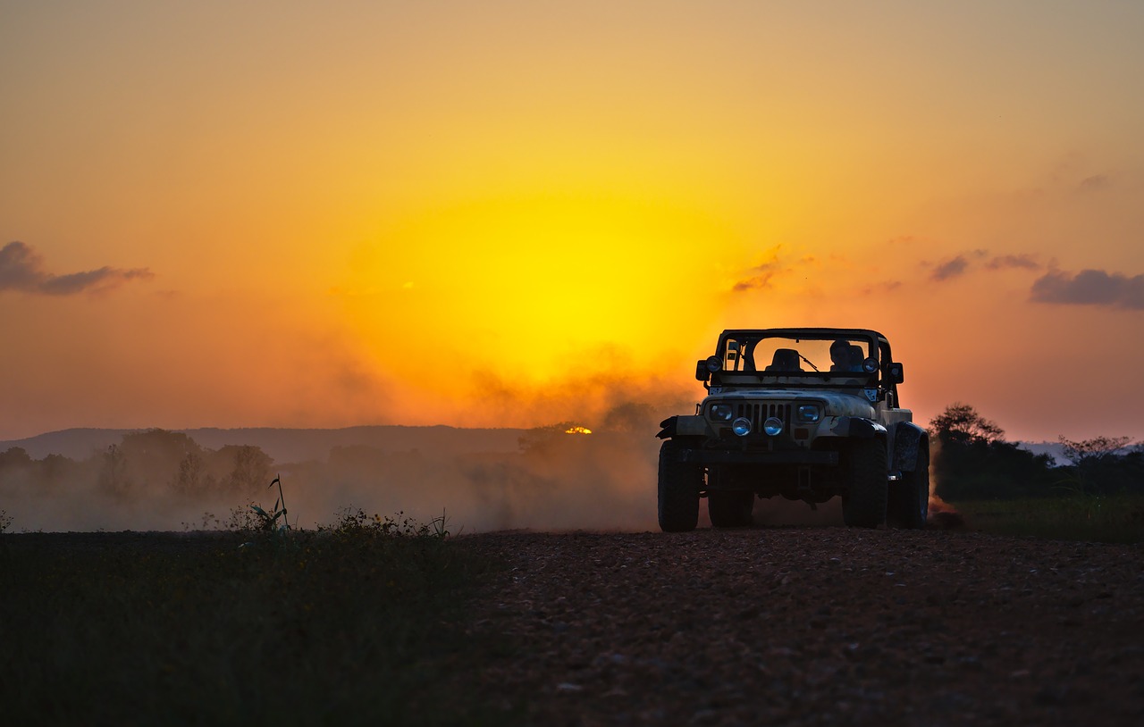 jeep drifting dust free photo