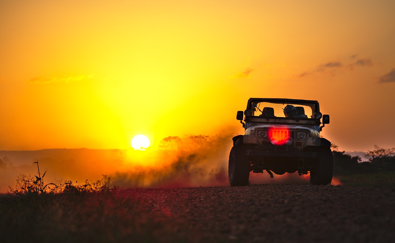 jeep drifting dust free photo