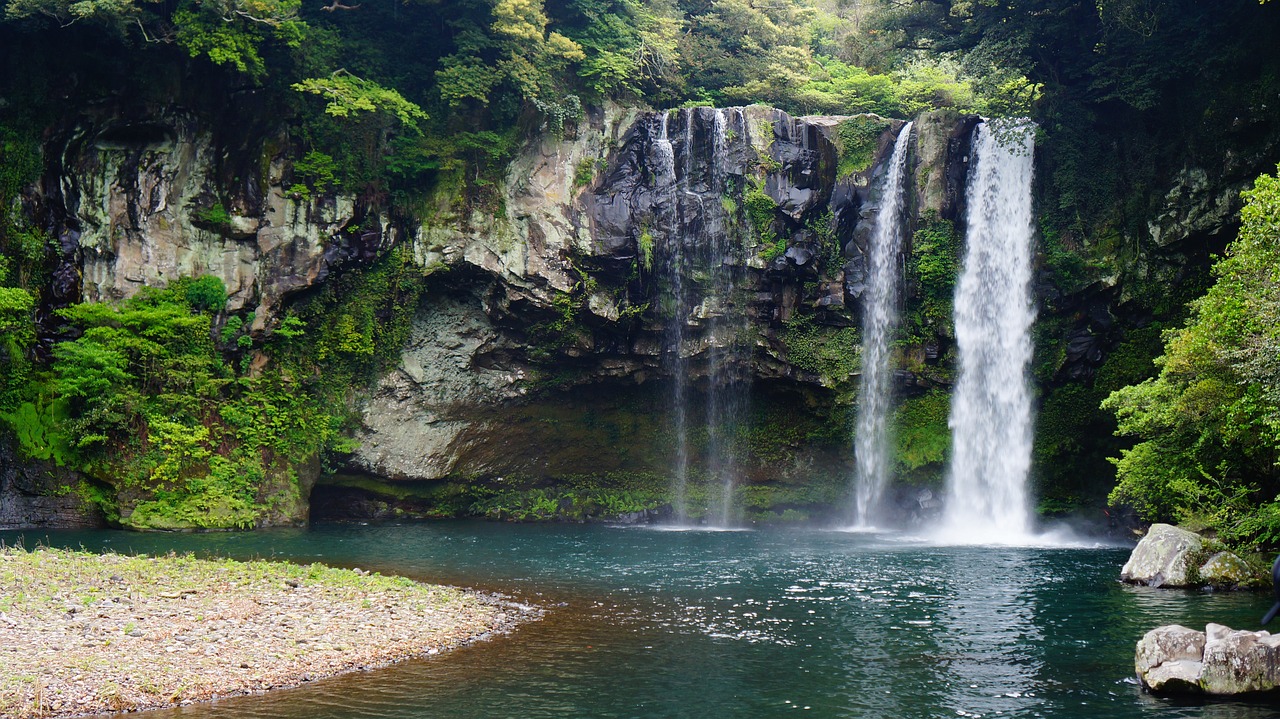 jeju island cheonjiyeon waterfall cheonjiyeon waterfall in jeju cheonjeyeon waterfall free photo