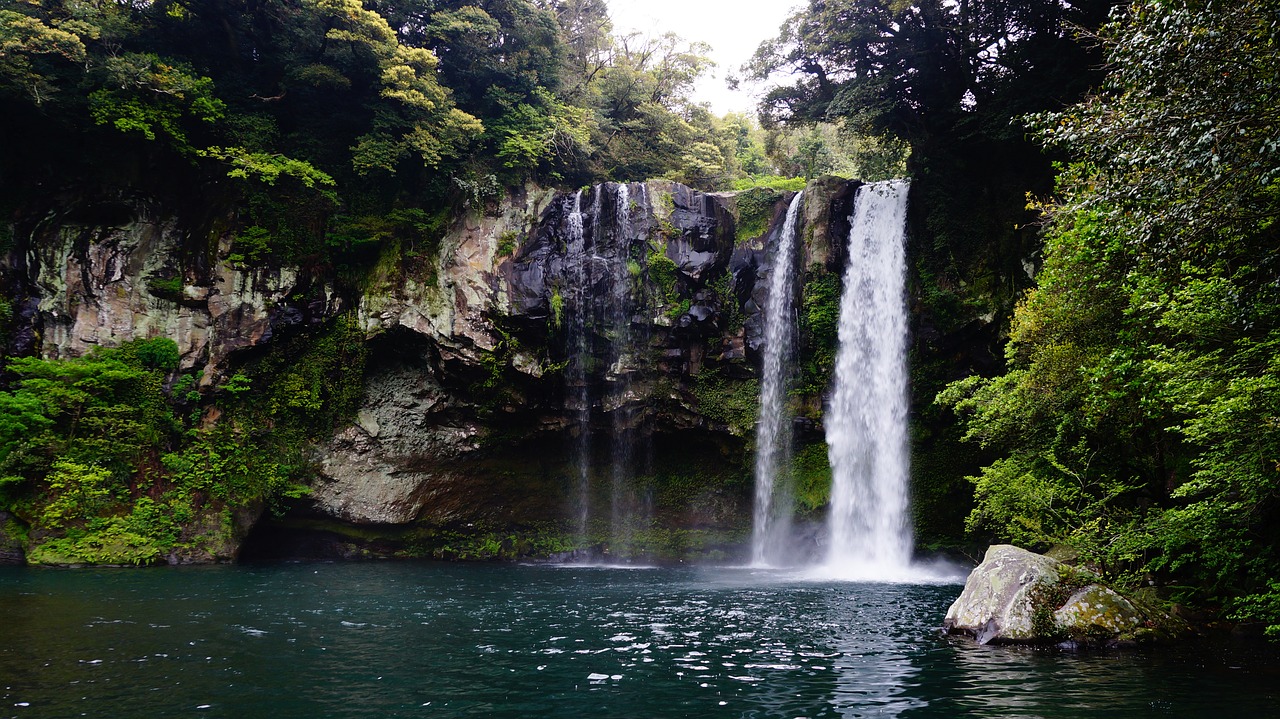 jeju island cheonjiyeon waterfall cheonjiyeon waterfall in jeju cheonjeyeon waterfall free photo