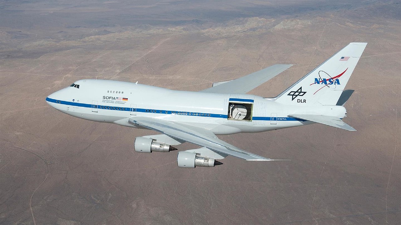 jetliner flying boeing 747sp free photo