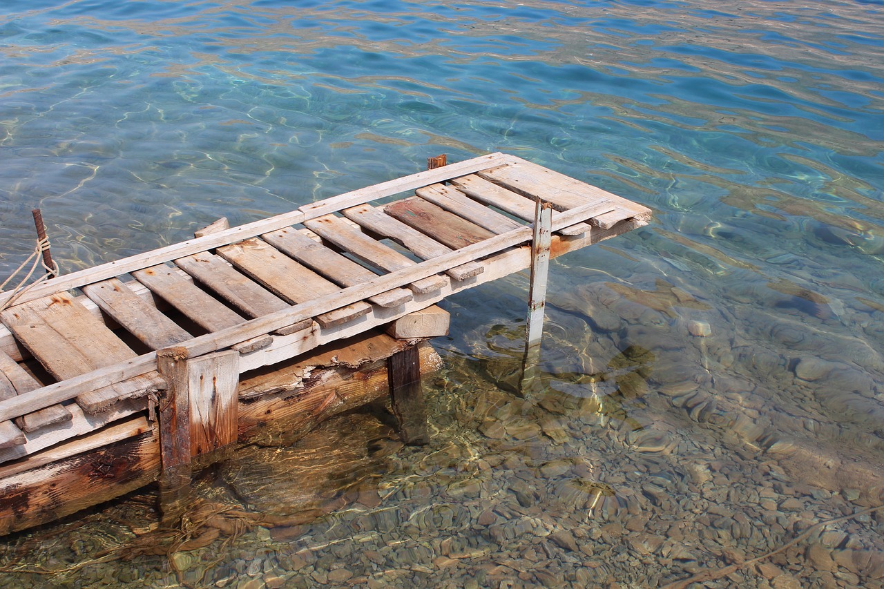 Wood more. Причал викингов. Ряжи причал морской из дерева. Старые доски в воде. Тумба прикол на причале.