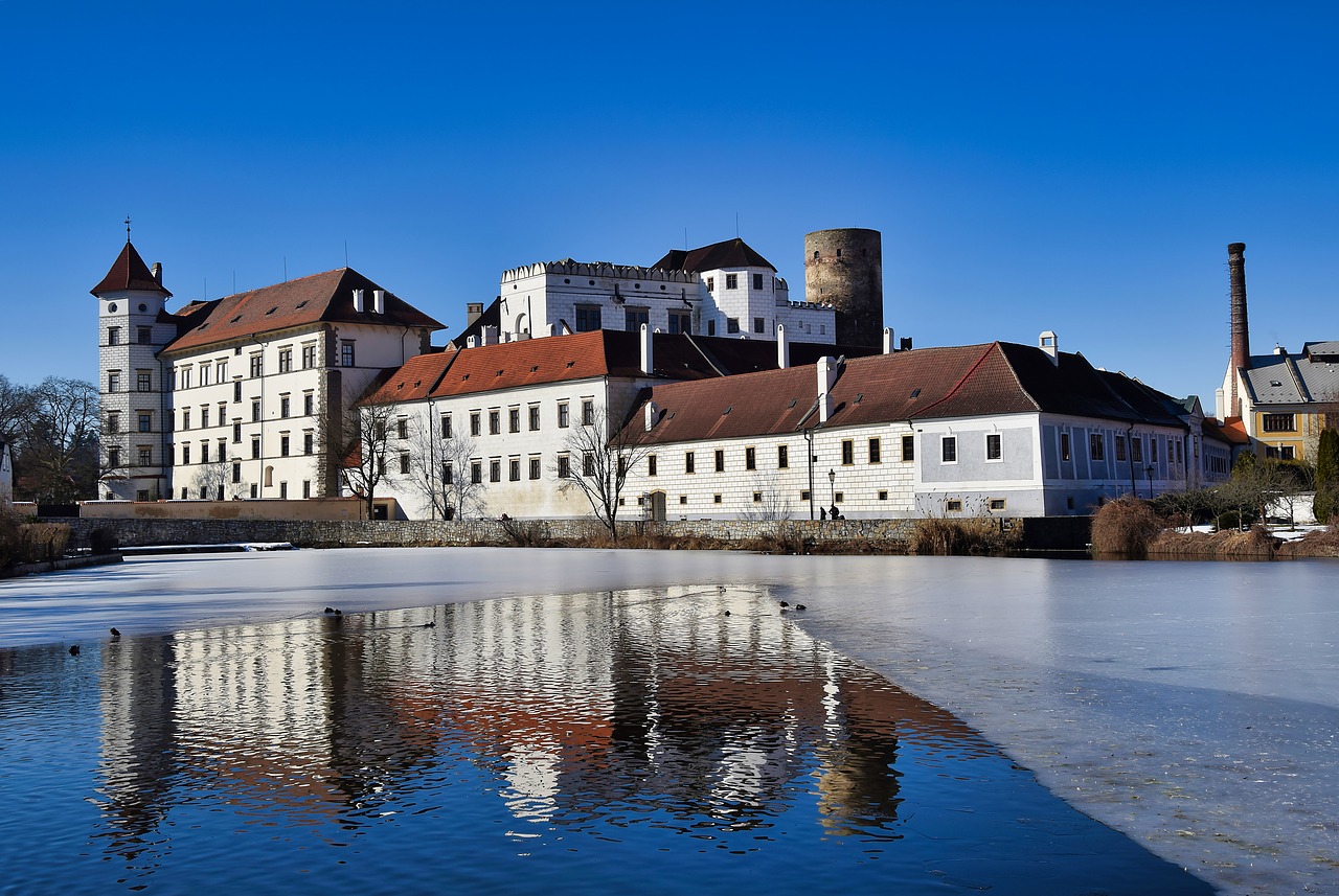 jindřichův hradec  pond  castle free photo