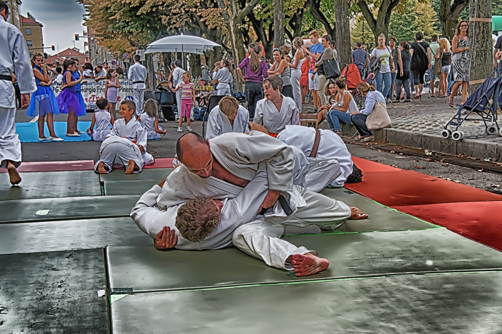 judo demonstration advertising free photo