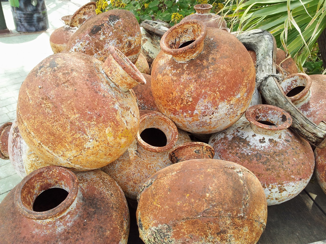 jugs decor rust free photo