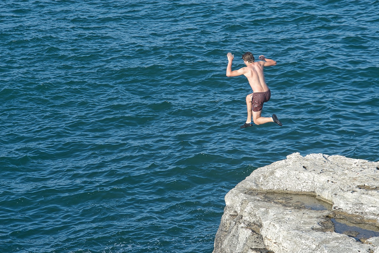 jumping sea jump free photo