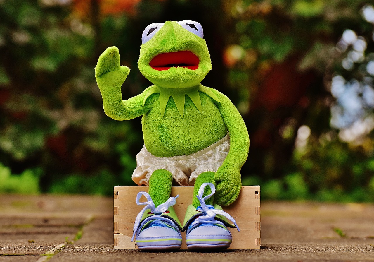Kermit,sit,bank,sneakers,pants - free image from needpix.com