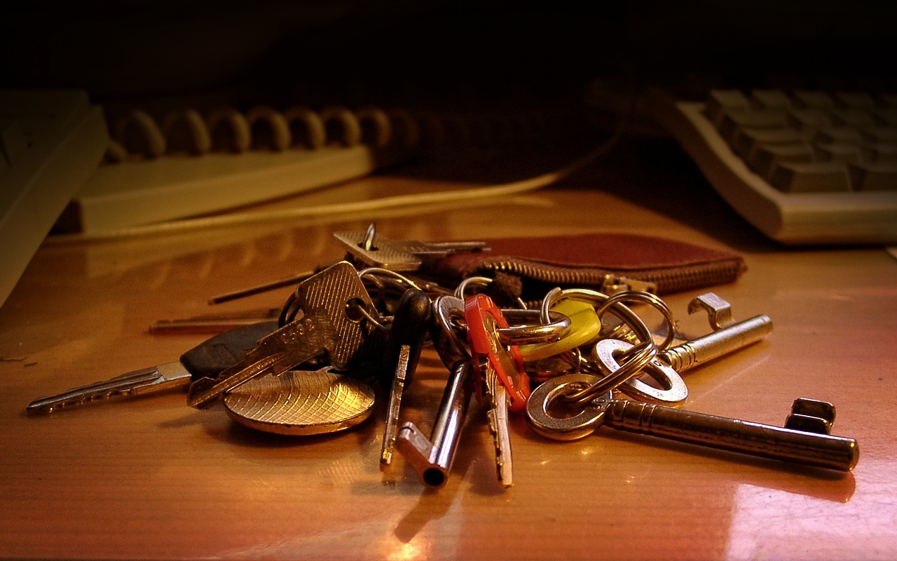 keychain key table free photo