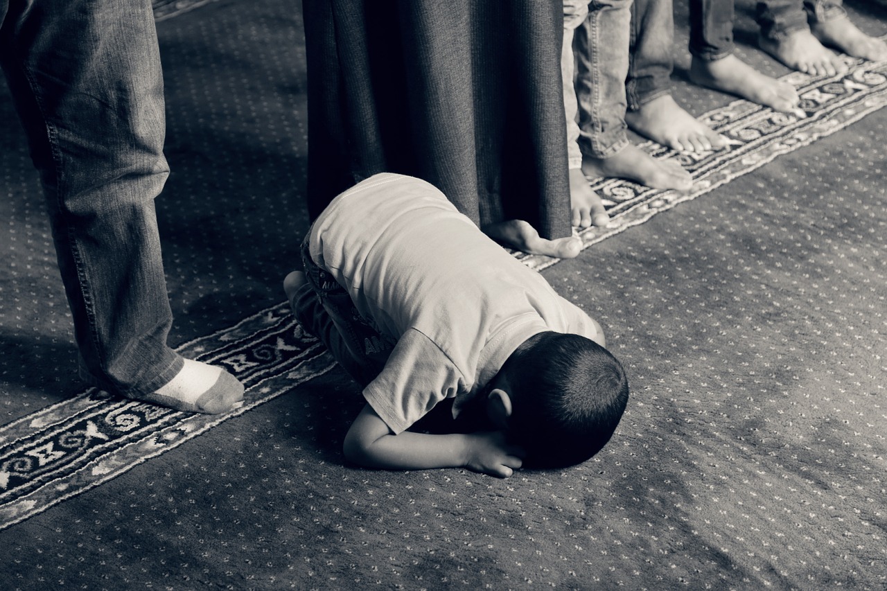 kid praying muslim free photo