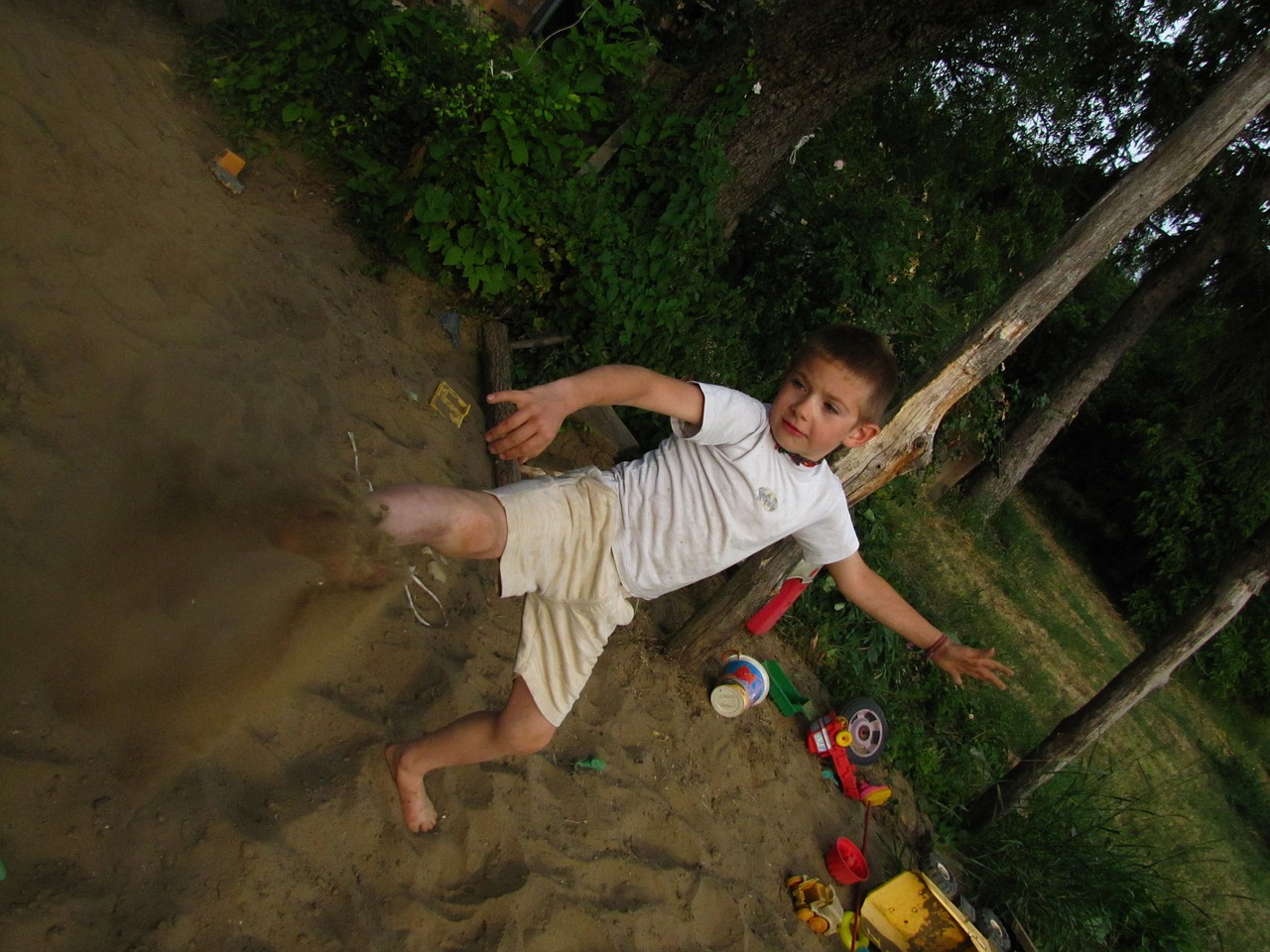 kid plays sand free photo